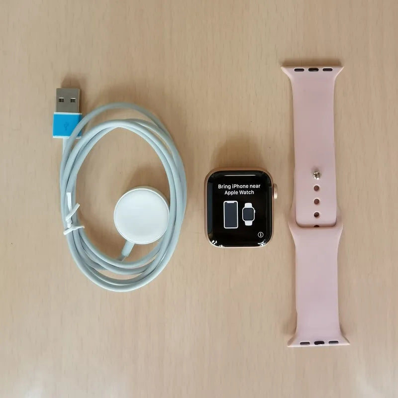 Apple Watch Series 5 40 mm/44 mm GPS en aluminium avec bracelet sport